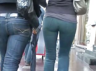 Bunny packed her ass in tight jeans in a candid street video