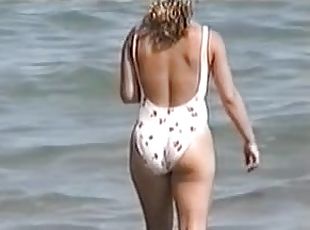 Bathing suit underlines the beauty of this candid babes body 07j
