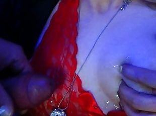 EstefaniaErotika in roten Dessous bekommt eine Ladung Ficksahne auf ihre Titten gespritzt