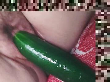 Me masturbo con un pepino