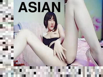 Tiny asian fucks her nice pussy on cam