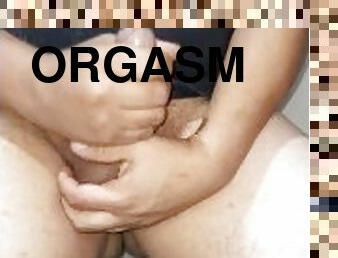 HOMBRE MASTURBANDOSE, RICA CORRIDA Y MUCHO SEMEN CALIENTE.