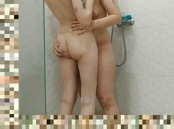 Deux lesbienne entrain de se chauffer dans la douche !