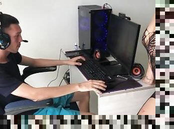 follandome a mi hermanastro mientras juega en su computadora - porno en espaol