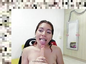 Chupando mi dildo, así te chuparía tu pene :) ¿Quieres? UwU  Vaiolet1314