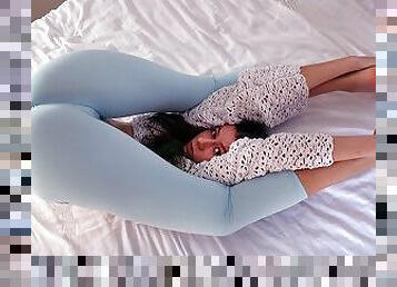 [4K] Bed Wet Yoga in leggings! Sexy stretching