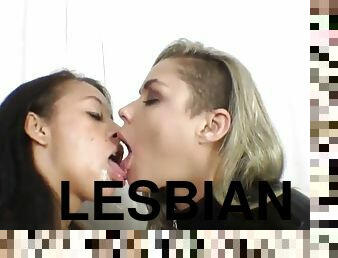 lesbian-lesbian, berciuman