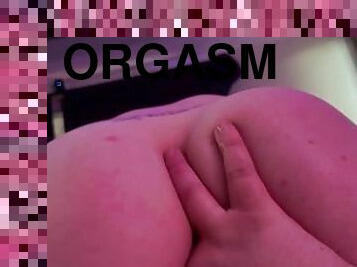 fingering my girl to a nice juicy orgasm