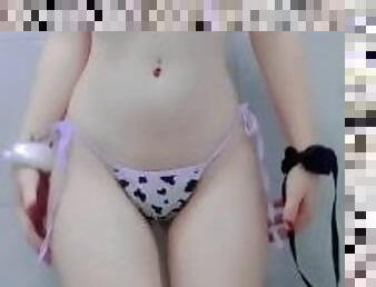 sologirl in cowkini ????