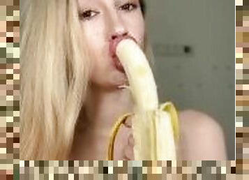 How Ukrainian girls eat a banana