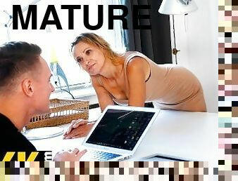 MATURE4K. Devious guy agrees to fix matures laptop only after quickie