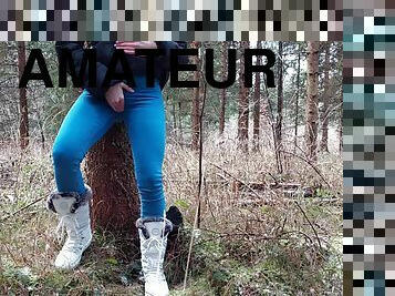 Madchen Alleine Im Wald Masturbation Versteckt Hinter Einem Baum Denkt Daran Das Sie Jemand Fickt