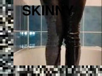 pissing, skinny, truser, kåt, kinky, fetisj, jeans, skog, våt