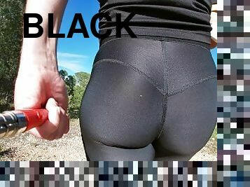 Sexy assed girl flashes her tight ass in leggings to the sportists around