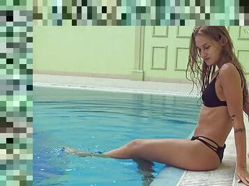 Hot pornstar Tiffany Tatum masturbates by the pool