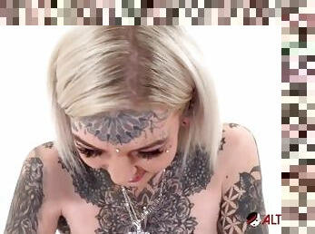 Tattooed Amber Luke rides the tremor for the first time