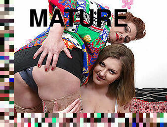 Naughty Babe Doing A Horny Mature Lesbian - MatureNL