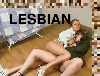 LESBIAN MATURE AND YOUNG TEEN - Vdeo porno gratis - Morenas