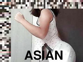 Singapore girl twerking while doing tiktok