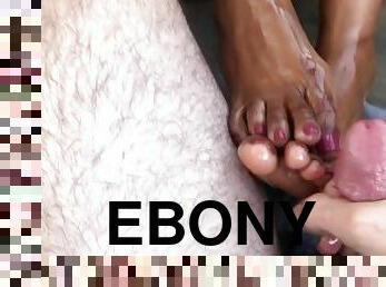 public, babes, ejaculation-sur-le-corps, ébène, célébrité, black, pieds, fétiche, fumer, branlette-avec-les-pieds