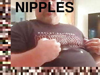 Big bear nipples play and handsfree cum