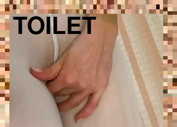 memasukkan-tangan-ke-dalam-vagina, stocking, kencing, muncrat, amatir, remaja, celana-dalam-wanita, toilet, seorang-diri, menggoda