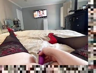 Toying myself to an orgasm while watching porn