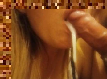 blonde longue pipe sensuel norme charge de sperme dans la bouche
