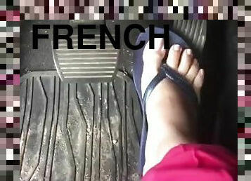@tici_feet  Acelerando (prévia) - Pedal pumping wearing havaianas with french tips! (preview)