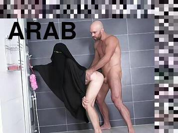 Valentina Ross In Randy Worker Helps In Niqab