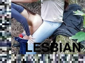 diikatkan-pada-tubuh, lesbian-lesbian, mainan, pasangan, bersetubuh, bokong, hutan, pukulan-di-pantat