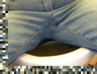 pisser, amateur, culotte, toilette, fétiche, solo, jeans