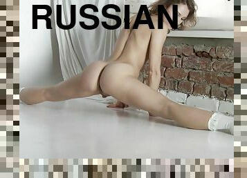 Russian Babe Small Tits Shaved Pussy Very Flexible - Razdery Noga