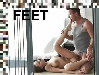 Ariel Temple gladly gives a footjob