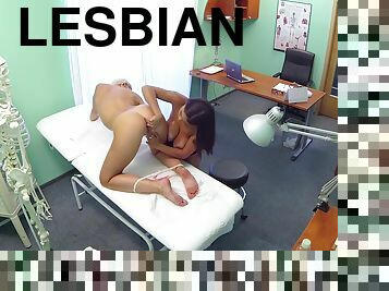 payudara-besar, lesbian-lesbian, fetish-benda-yang-dapat-meningkatkan-gairah-sex, pakaian-seragam, berambut-cokelat