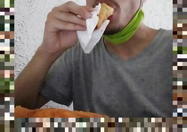 Cara comendo enroladinho