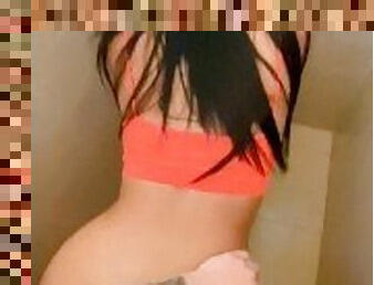 Hermosa chica caliente teniendo sexo en baño público del parque con un desconocido