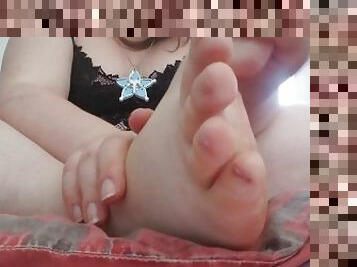 CLOSE UP - I put lotion on my DIRTY FEET