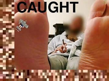 CAUGHT THE LITTLE BASTARD - TAPED HIM TO MY FOOT - MANLYFOOT - TINY MAN - MACROPHILIA ????