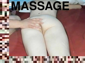 Son copain lui faire un super massage et lui passe le doigt dans le cul et dans la chatte (CREAMPIE)