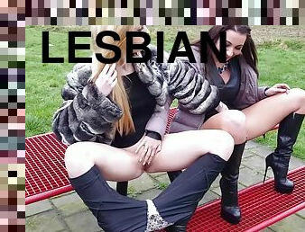 isot-tissit, ulkotiloissa, julkinen, lesbo-lesbian, lelu, blondi, fetissi, ruskeaverikkö