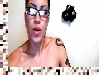 Babe in glasses Jade Rox is masturbating