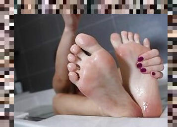 Big feet in the bathroom - teaser