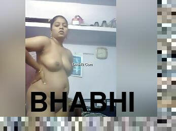 Today Exclusive- Desi Bhabhi Record Her Nude Video For Lover