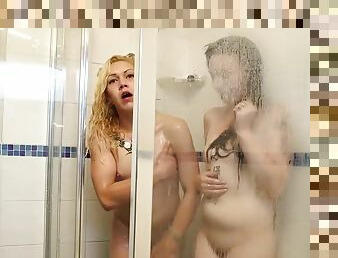 Marilyn & Minx - Sisters In The Shower