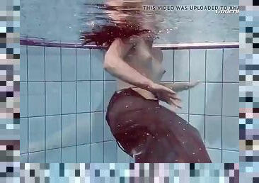Underwater babe Liza Rachinska swims naked