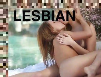 di-tempat-terbuka, sayang, lesbian-lesbian, remaja, berciuman, berambut-pirang, normal, kolam-renang, posisi-wajah-menghadap-kemaluan, berambut-cokelat