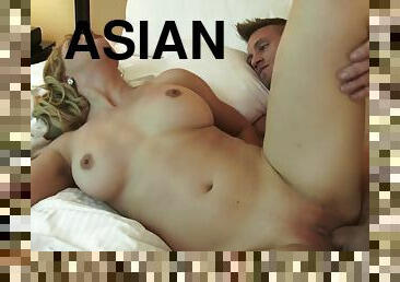 asiatique, gros-nichons, énorme-bite, fellation-profonde, sur-le-visage, ejaculation, blonde, coquine, bout-a-bout, hôtel