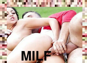 Audrey Bitoni chupa verga y se la coge en el campo de bisbol