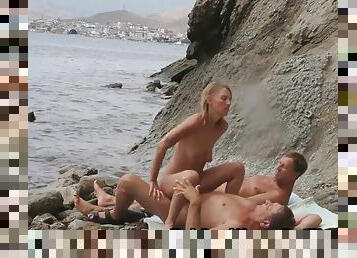 nudisti, orgie, mogli, amatoriali, maturi, ragazze-giovani, mammine-mature, videocamera, spiaggia, scene-rubate